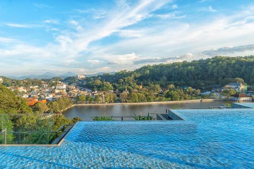 luxury hotels in Kandy District