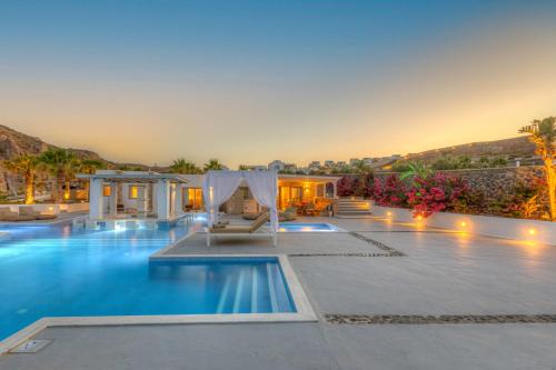 luxury hotels in Fira
