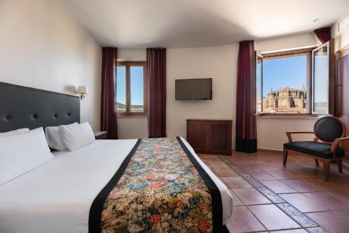 luxury hotels in Caceres Province