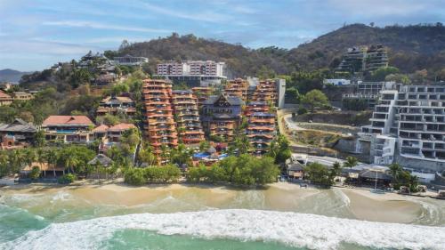 luxury hotels in Zihuatanejo