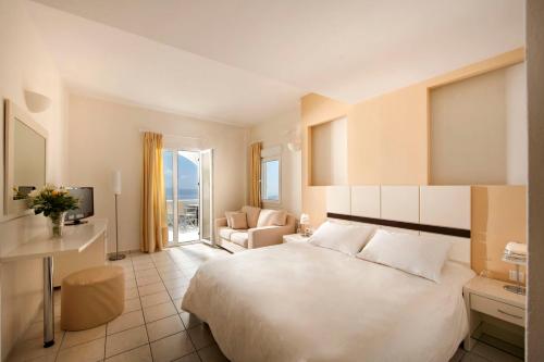 luxury hotels in Fira