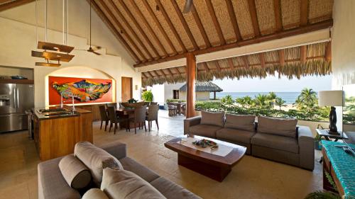 luxury hotels in Zihuatanejo