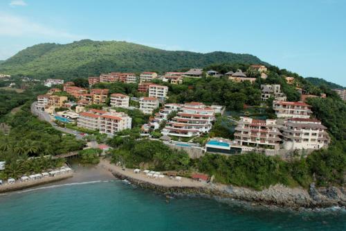 luxury hotels in Zihuatanejo