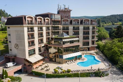 luxury hotels in Backa Region