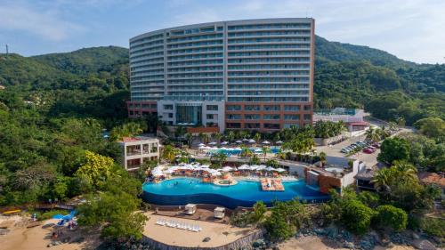 luxury hotels in Zihuatanejo