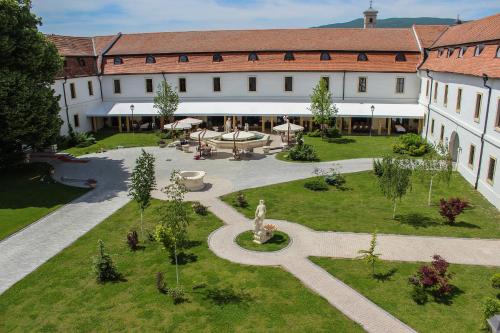 luxury hotels in Deva