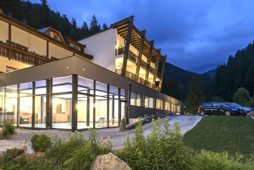 luxury hotels in Ega Valley