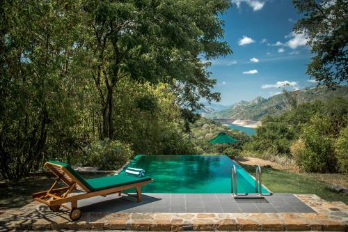 luxury hotels in Kandy District