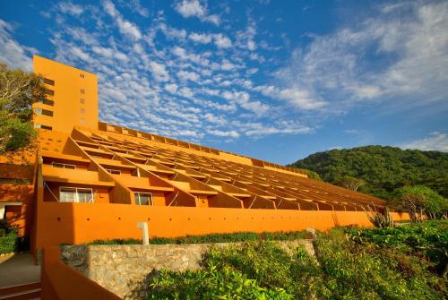 luxury hotels in Zihuatanejo