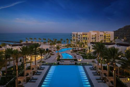 luxury hotels in Al Aqah
